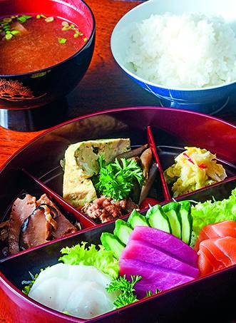Três vezes espetinho! Aprenda versões japonesas para essa delícia