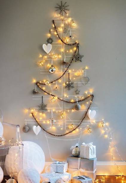 Feita com giz de cêra e decorado com enfeites de natal