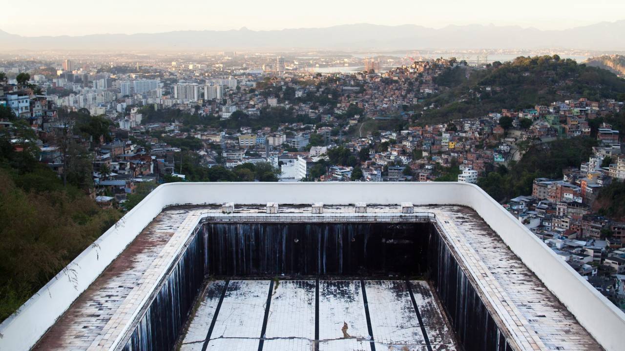 Permanências e Destruições - Piscina desativada do edifício Raposo Lopes (Santa Teresa, RJ