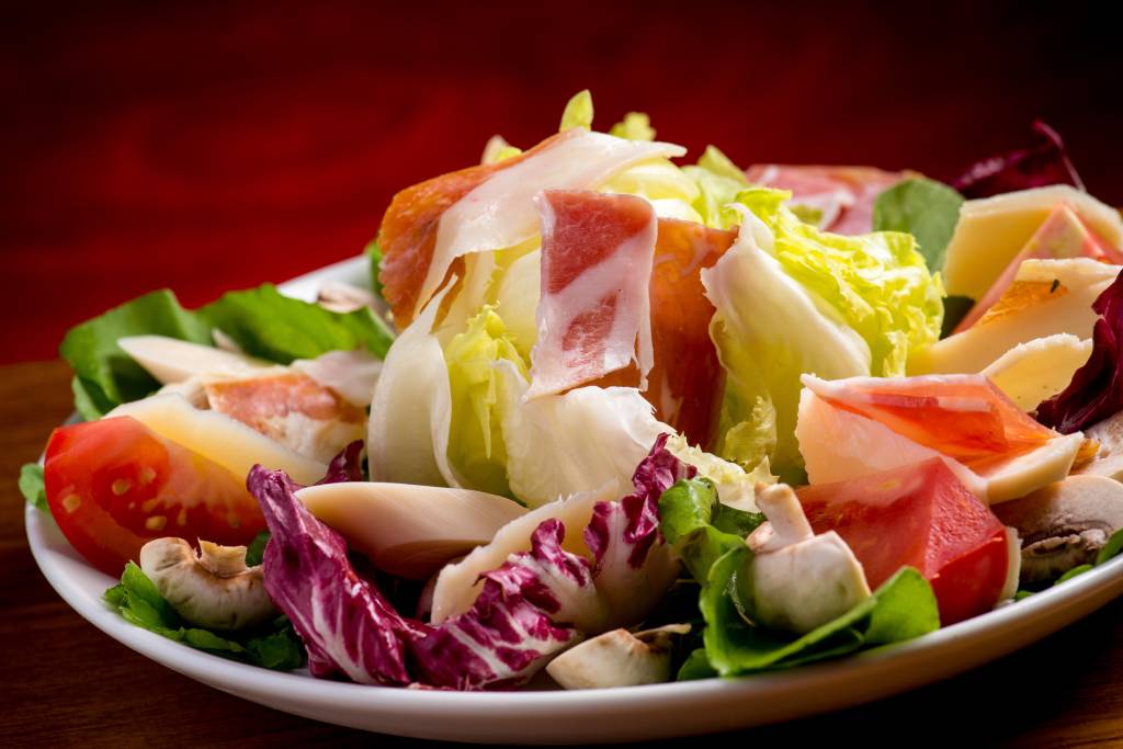 Salada Cozzi_Misto de folhas com Parma, palmito, tomate, champignon Pari