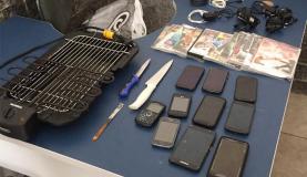 Apreensões nas celas da Unidade Prisional da Polícia Militar em Niterói: celulares, facas, DVDs e até uma churrasqueira