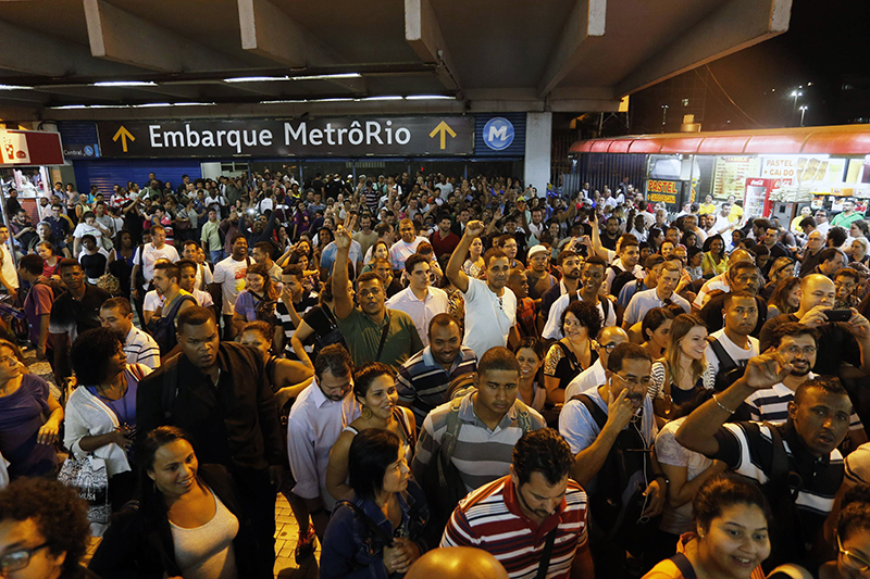 Multidão na Estação Central: interdição na Linha 2 levou milhares de cariocas a enfrentar uma verdadeira provação na volta para casa