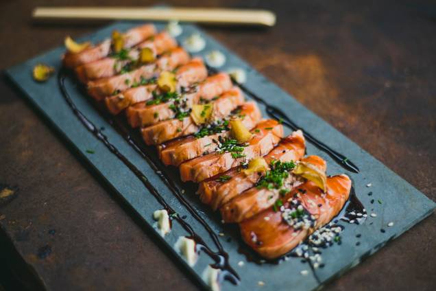 Sobe_salmão selado com teriyaki de abacaxi