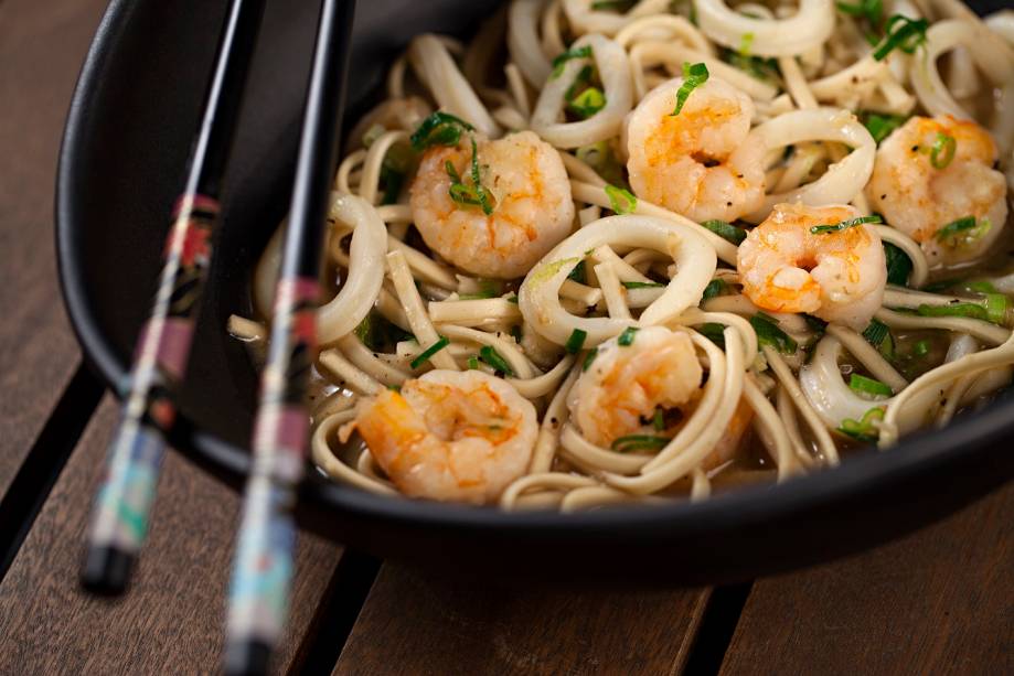 Noodle de lulas e camarões: opção mais robusta da chef Lydia Gonzalez