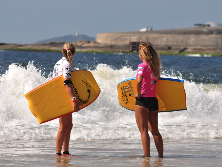 meninas praia body board