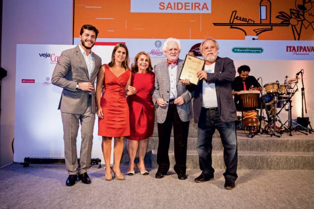 O Galeto Sats levou como a melhor saideira: o prêmio nas mãos de Sérgio Rabello (de preto) foi dado pelo ator Klebber Toledo