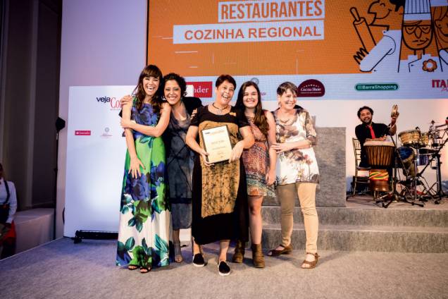 A atriz Miá Mello celebrou a vitória com a equipe do Aconchego Carioca, dono da cozinha regional do ano: a chef Katia Barbosa exibe orgulhosa o troféu