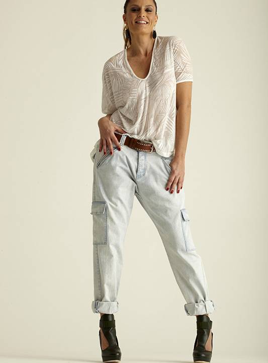 Isabella Teixeira, modelo, com calça jeans boyfriend da Ellus 2nd Floor, camiset_${42235596}