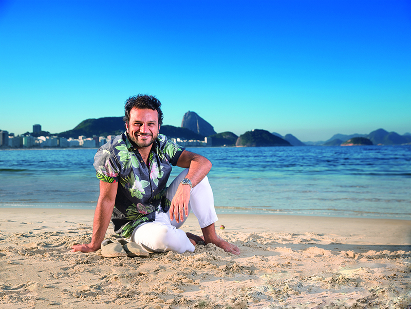 Compromisso sagrado: morador de Copacabana, todo dia ele dá um mergulho
