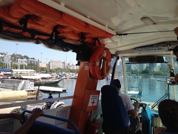 Chegando à Marina da Glória o veículo se prepara para entrar na água.<br>