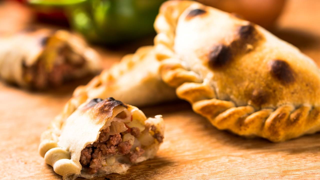 Tango - Empanada Saltena (carne moída, cebola, batata, pimentão, alho e páprica)