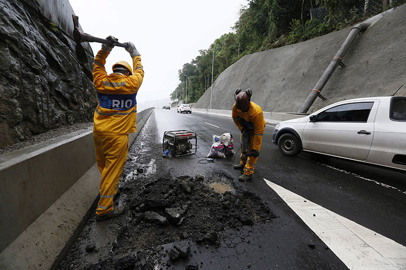 Picareta em ação na obra malfeita: a cratera surgiu apenas dez dias após a inauguração da via e o conserto realizado não durou nem 24 horas