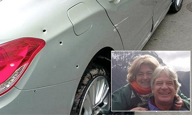 O automóvel do empresário Francisco Múrmura, com as perfurações de bala: ataque em uma favela de Niterói matou sua mulher
