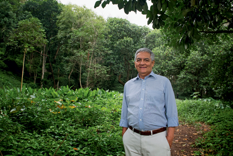 O diretor Camacho no novo terreno: a obra prevê a preservação da ampla área verde