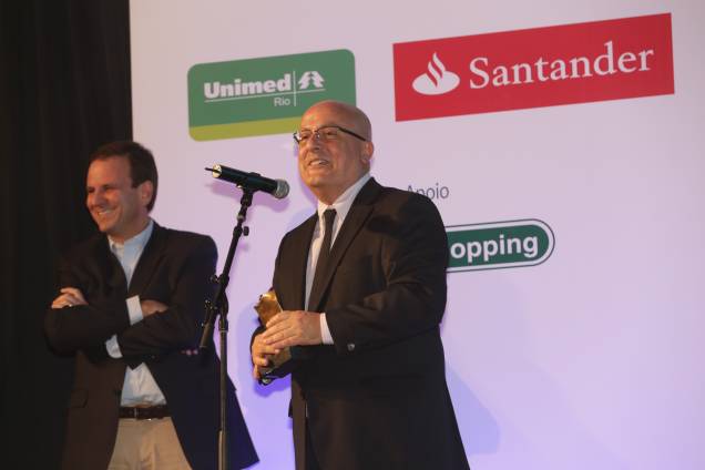 O prefeito Eduardo Paes entrega o prêmio na categoria Cultura a Emilio Kalil