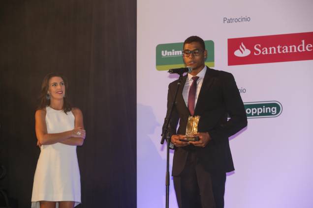 A jornalista Glenda Kozlowski entrega o prêmio na categoria Esporte ao nadador Matheus Santana