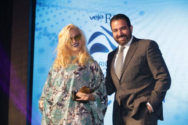 Rogério Gabriel Comprido entrega o prêmio na categoria Música à cantora Alice Caymmi