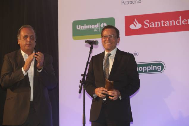 O governador Luiz Fernando Pezão entrega o prêmio na categoria Medicida ao Dr. Paulo Niemeyer Filho