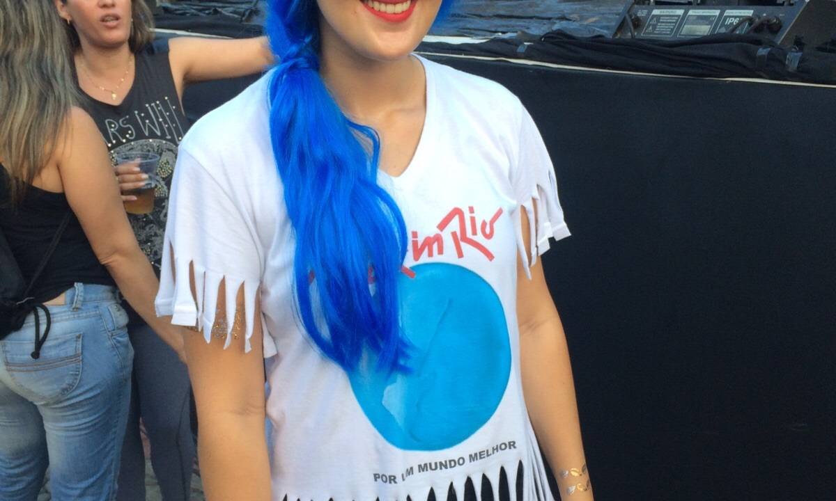 Juliana Costa: peruca azul comprada no Saara para ver a Katy Perry