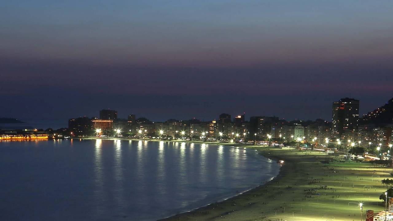 Iluminação da orla lembra um colar de pérolas e dá ainda mais charme à Princesinha do Mar.