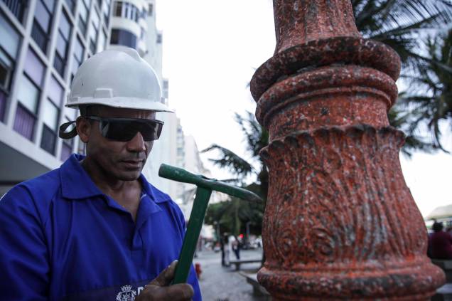 Profissionais especializados trabalham cuidadosamente para manter a originalidade dos postes de cinco metros em ferro fundido.