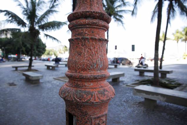Profissionais especializados trabalham cuidadosamente para manter a originalidade dos postes de cinco metros em ferro fundido. Profissionais especializados trabalham cuidadosamente para manter a originalidade dos postes de cinco metros em ferro fundido.