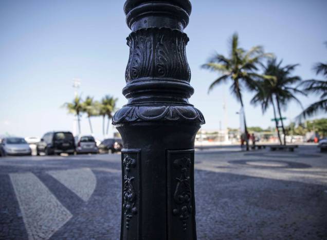 Profissionais especializados trabalham cuidadosamente para manter a originalidade dos postes de cinco metros em ferro fundido.