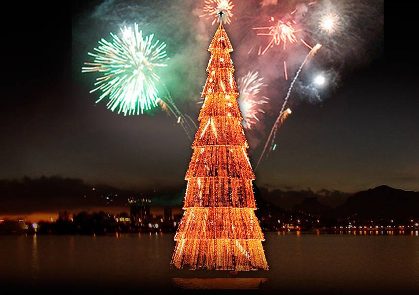 Em 1999 a &aacute;rvore foi inclu&iacute;da no Guinness Book of Records como a maior &aacute;rvore de natal flutuante do mundo, com 76 metros de altura. Ela pesava 250 tonaladas&nbsp;