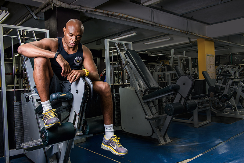 O lutador na academia onde treina, no Recreio: musculação para recuperar a força perdida na perna