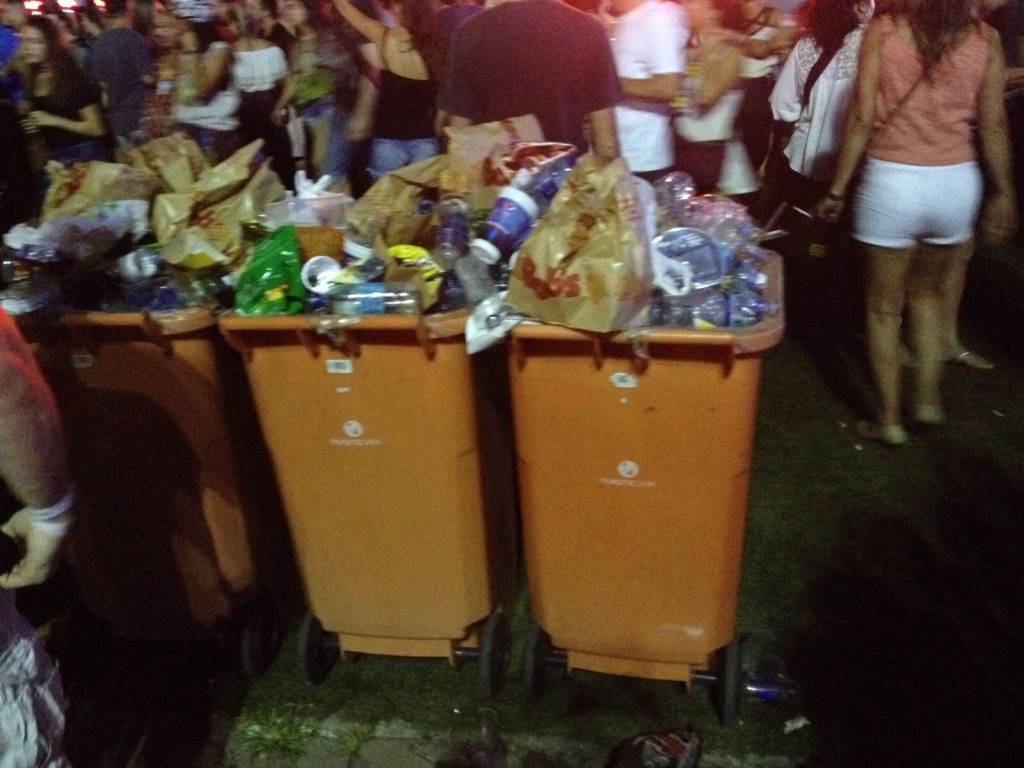 Lixo in Rio: lixeiras transbordando na Cidade do Rock