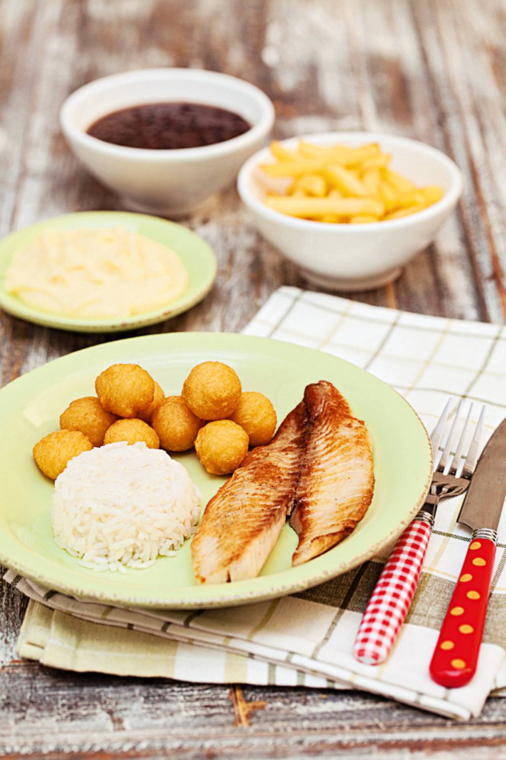 Peixe grelhado, arroz, feijão e batata (R$ 28,00): no Gula Gula