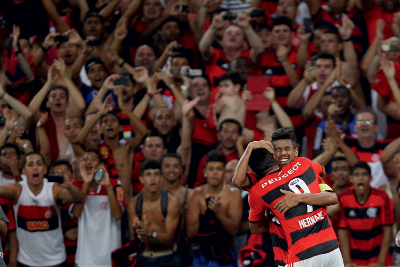 Abraço entre Léo Moura e Hernane