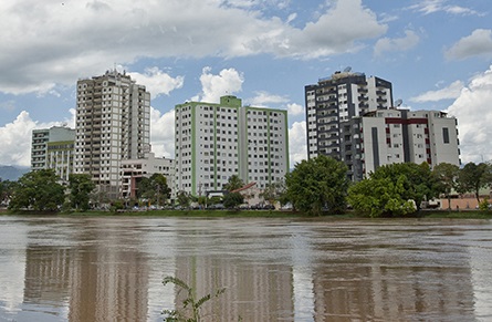 Rio Paraíba do Sul em Resende: crise hídrica ameaça estado
