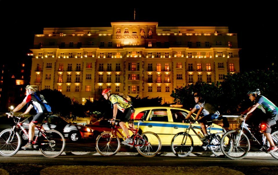 Ciclistas a noite