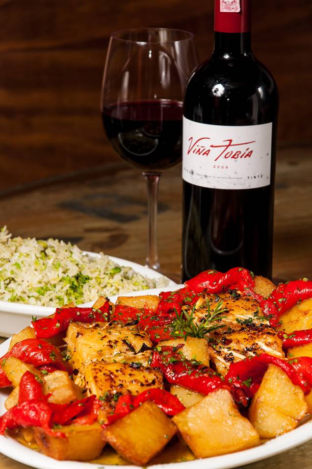 Em postas, com batata corada e pesto de pimentão vermelho, mais arroz de brócolis: no Empório Gourmet Show Em postas, com batata corada e pesto de pimentão vermelho, mais arroz de brócolis: no Empório Gourmet Show