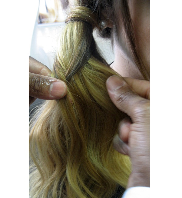 Divida o cabelo em duas partes e comece a trançar pegando uma mecha fina de fora, de um dos lados, juntando com a segunda parte. Repita o procedimento até as pontas.<br>