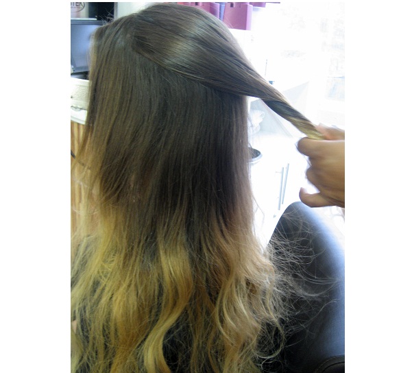 Modele as pontas dos cabelos com babyliss. Deixe as ondas largas.<br> Modele as pontas dos cabelos com babyliss. Deixe as ondas largas.<br>