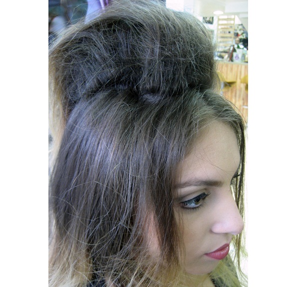 Dica: divida em duas mechas de forma que uma fique atrás da outra; Desfie bem a de dentro para dar volume.<br> Dica: divida em duas mechas de forma que uma fique atrás da outra; Desfie bem a de dentro para dar volume.<br>