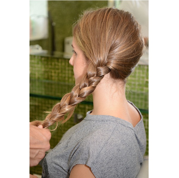 Trançar até completar todo o cabelo e prender com elástico.<br> Trançar até completar todo o cabelo e prender com elástico.<br>