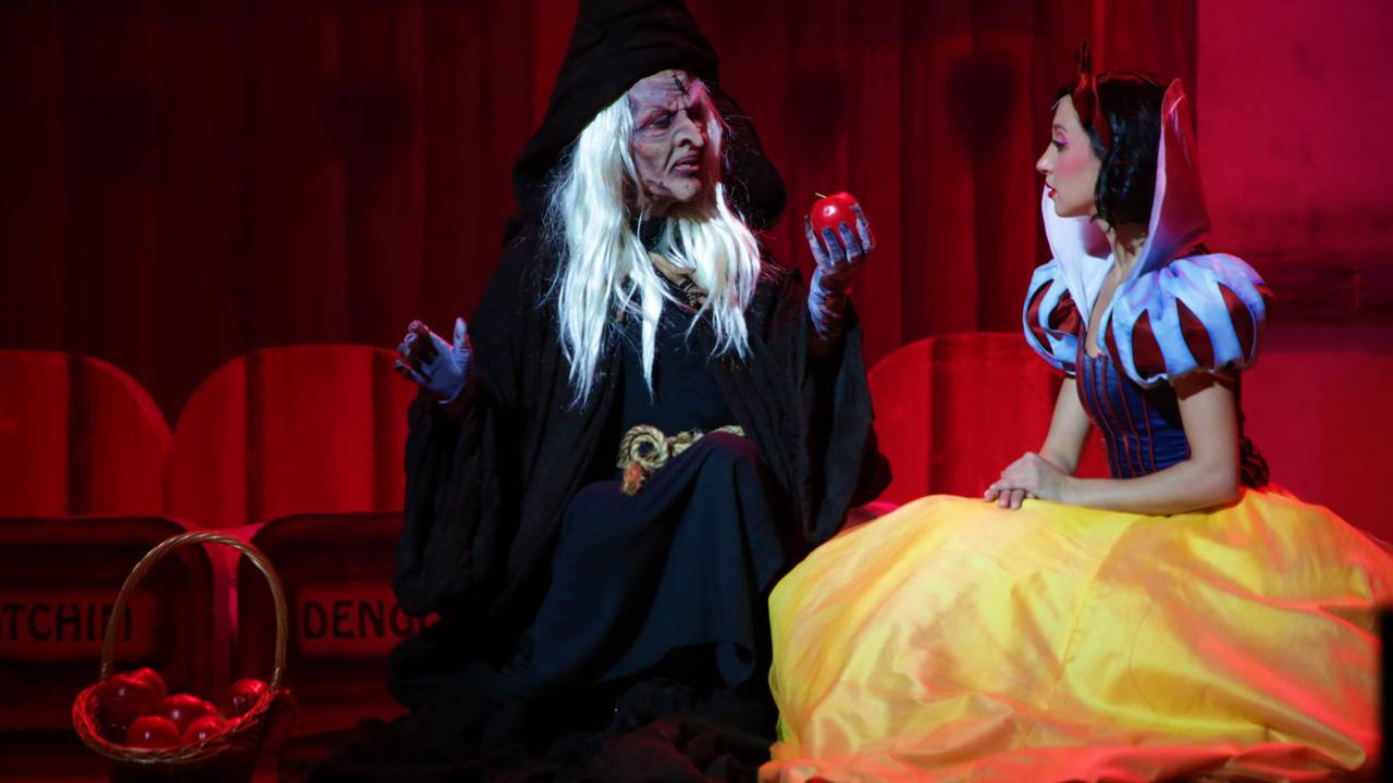 A bruxa má (Ariana Silva) e Branca de Neve (Vanessa Ruiz) na cena da maçã: o conto levado ao palco
