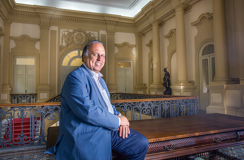 Luiz Fernando Pezão no Palácio Guanabara: informalidade e ritmo frenético de trabalho