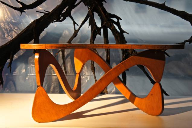 Mesa de centro em compensado naval para Fábrica de Móveis Artisticos Z, do designer Zanine Caldas.