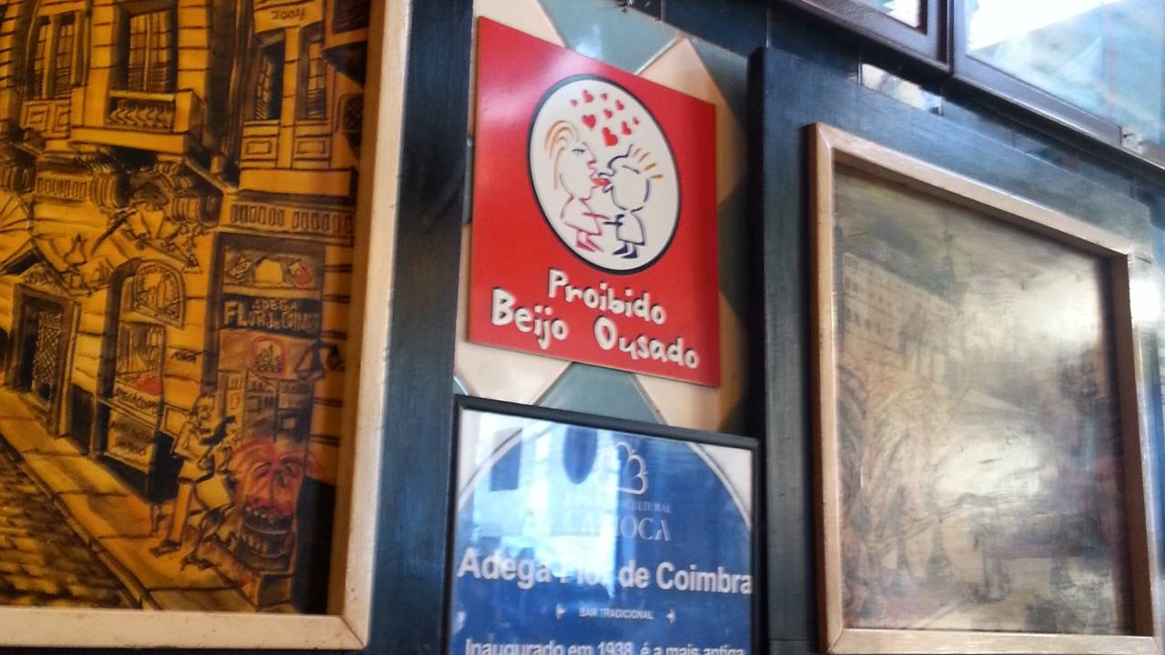 Proibido beijo ousado: cartaz está pendurado em uma das paredes da Adega Flor de Coimbra, na Lapa