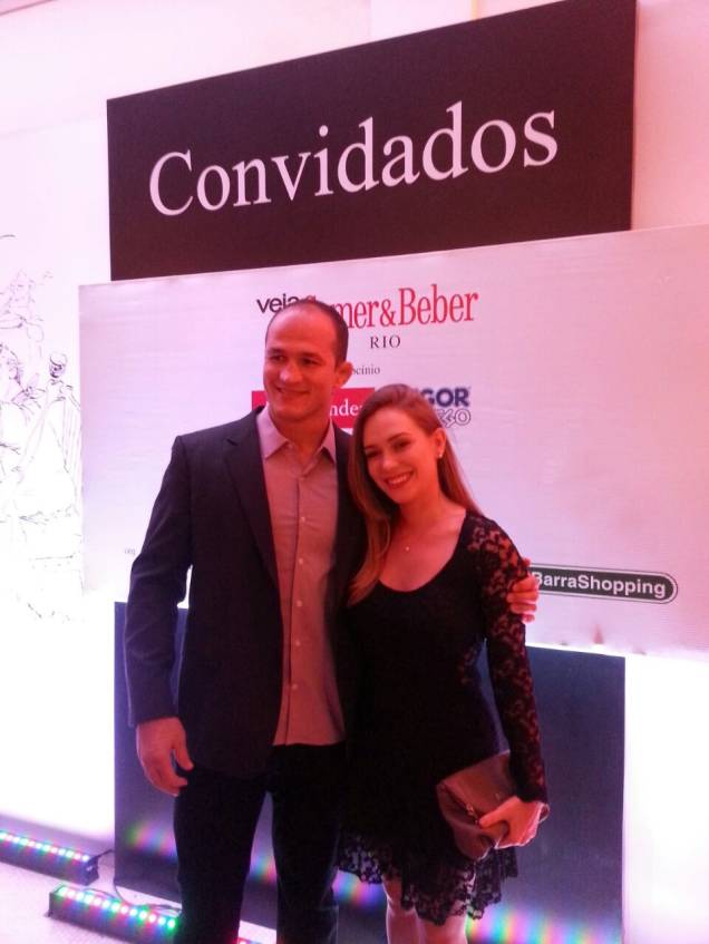 O lutador de MMA Junior Cigano e a namorada Isadora Santos