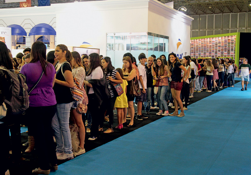 fila para autógrafos na Bienal do Livro de 2013