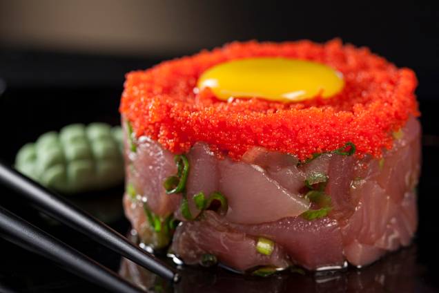 Bar do Lado: gema de codorna coroa o tartar de atum Bar do Lado: gema de codorna coroa o tartar de atum