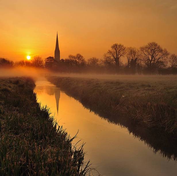 Próxima ao santuário de Stonehenge, a desconhecida Salisbury, no interior do Reino Unido, possui centro histórico e fulgurante vida noturna