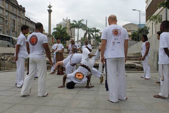 Roda de capoeira comemorativa no Cais do Valongo em 26 de novembro de 2014, dia em que a arte brasileira foi reconhecida como Patrimônio da Humanidade pela Unesco