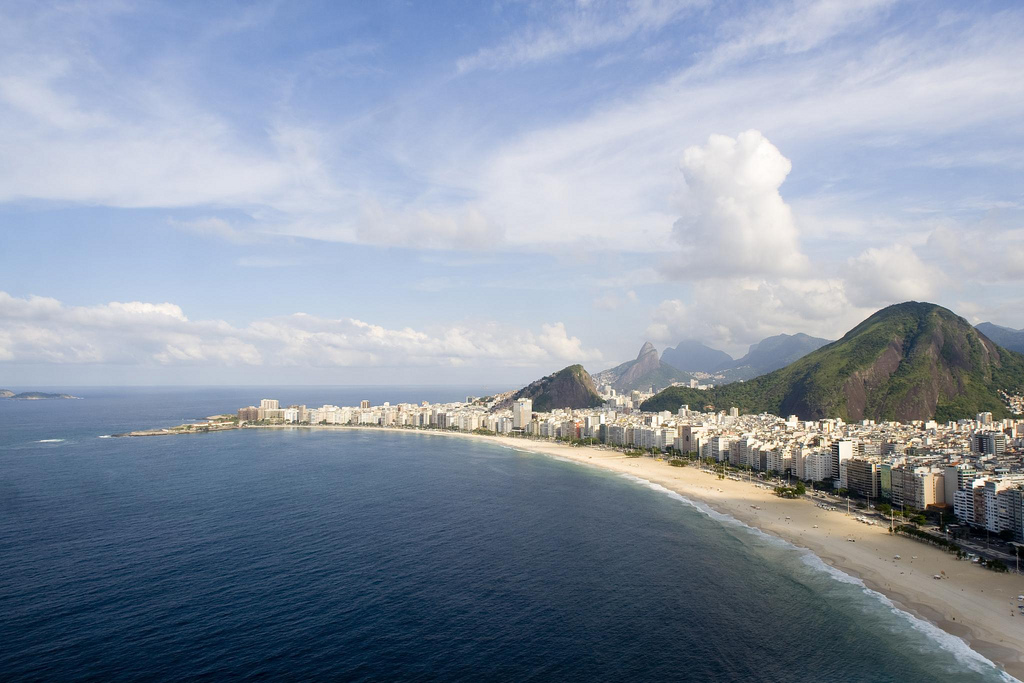 A imagem mostra a Praia de Copacabana vista do alto