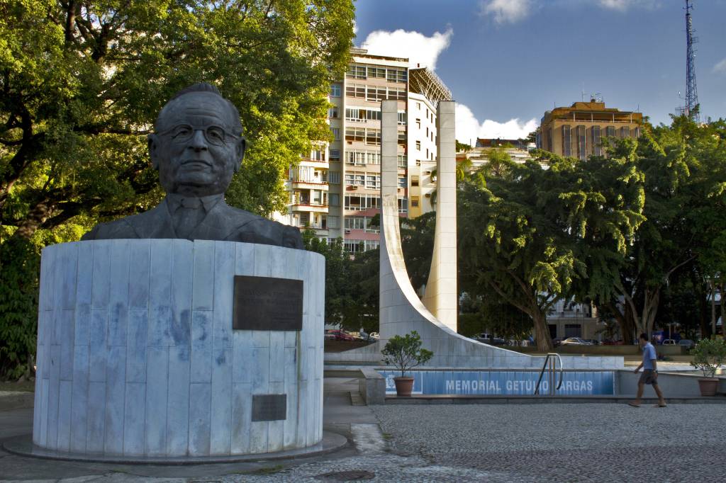Praça Luís de Camões: área abriga o Cine Glória